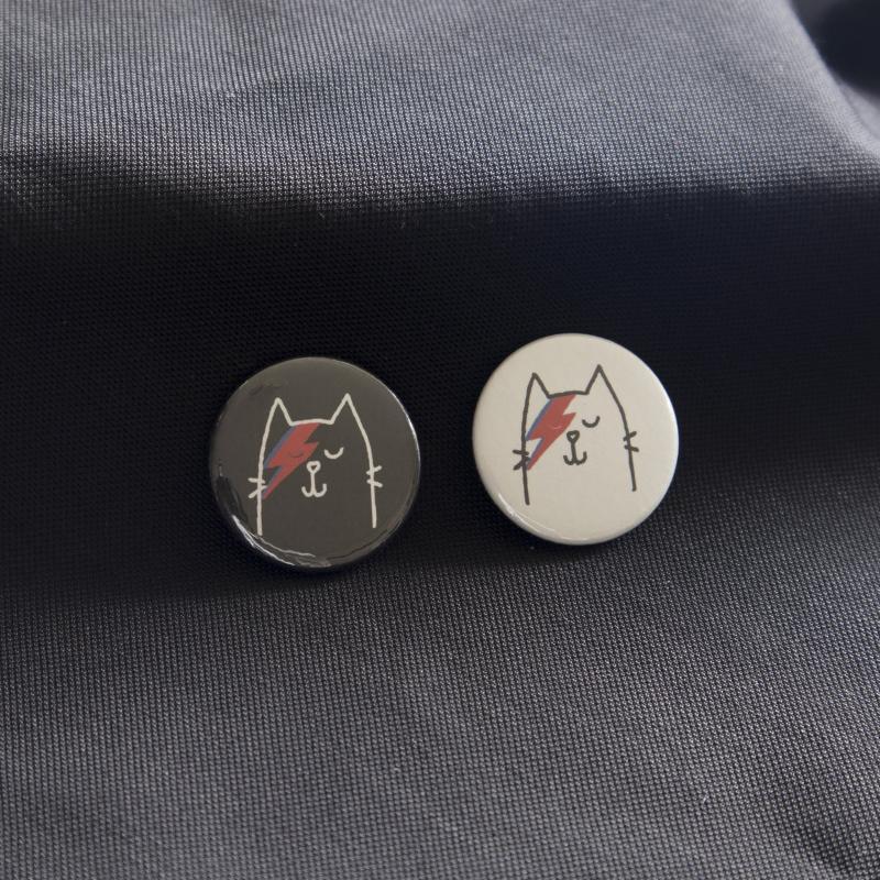 Button 'Bowie Kat' zwart.