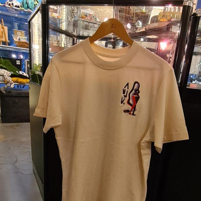 Shirt 'Gitaarvrouw' beige.